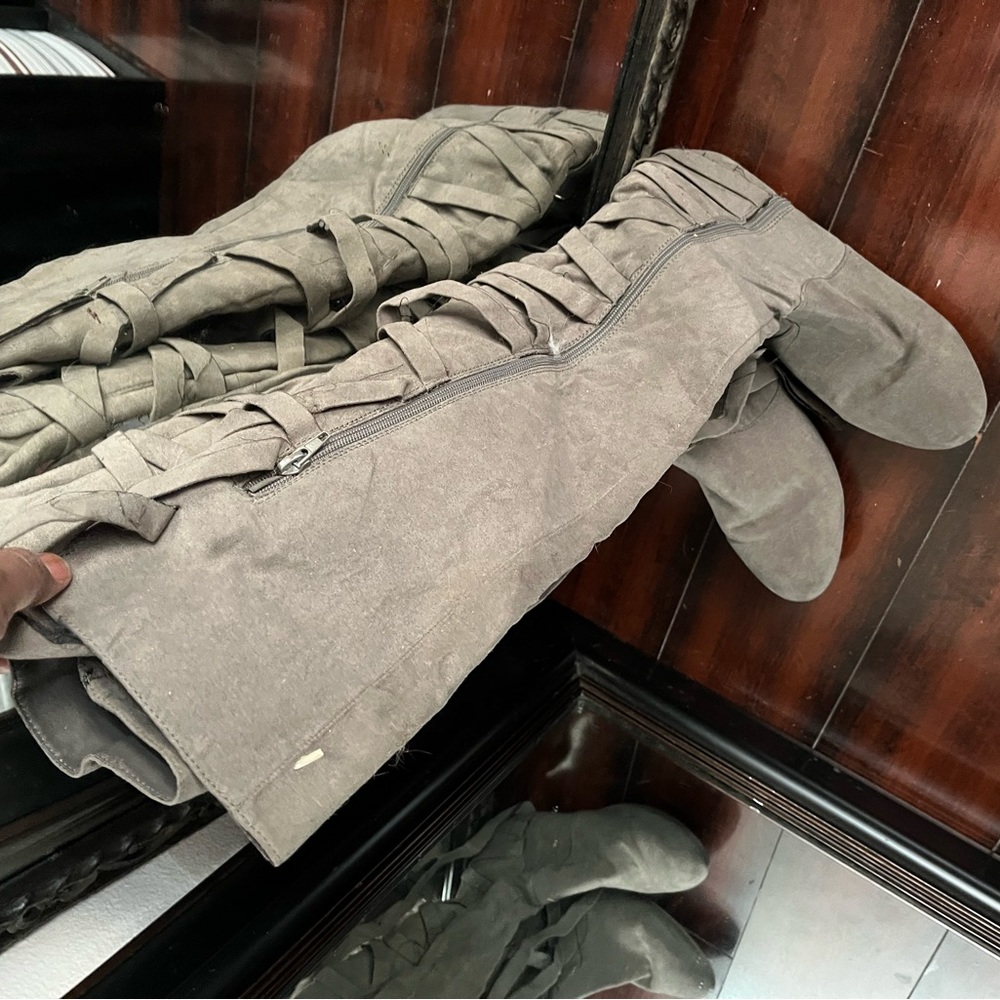 GREY SIZE NINE KNEE HIGH BOOTS